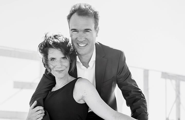 Avec son épouse Annabel, rencontrée en 1996, comédienne de formation et ancienne journaliste  qui a notamment collaboré avec France 3, RTBF, TV5 et LCI. 