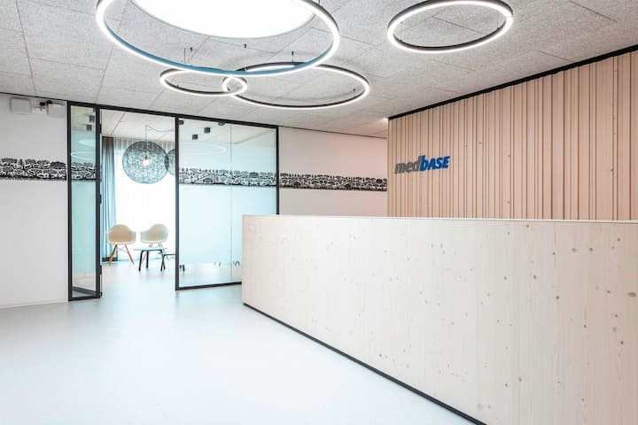 Medbase - Les 70 centres de Medbase, qui proposent des soins médicaux  sans rendez-vous, suscitent les craintes des médecins et de la FRC.