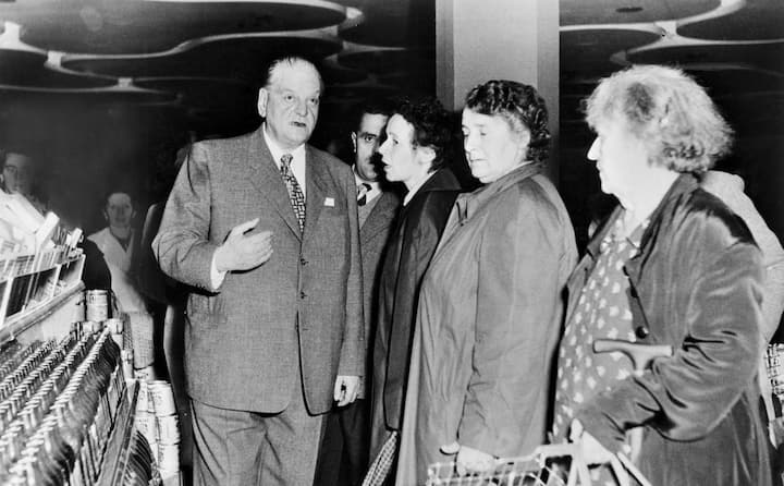 Pour Gottlieb Duttweiler,  le fondateur de Migros (photo  prise en 1954), la coopérative  doit «contribuer au bien-être  matériel et social de chacun  et de la communauté». 