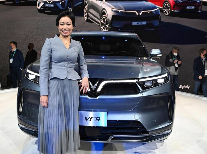 VinFast s’attaque à l’Europe en septembre, avec notamment  les modèles de classe supérieure VF9 et VF8, dessinés par Pininfarina. Sur la photo, la CEO du groupe, Thi Thu Thuy.