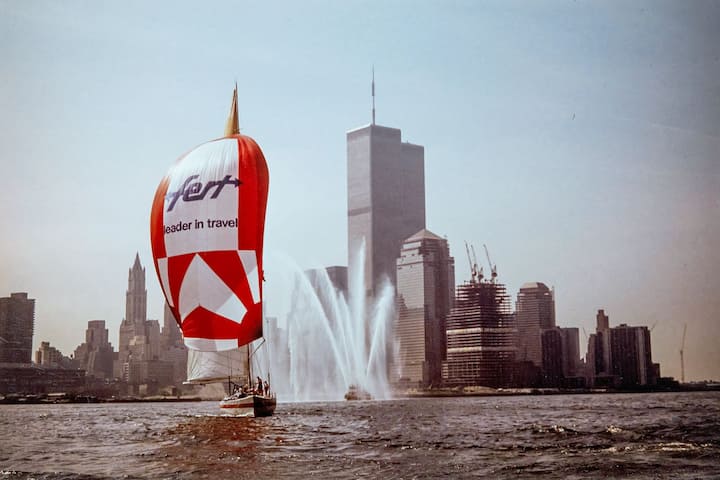 Dans les années 1980, l’entreprise, sponsor du voilier de course UBS Switzerland, fait naviguer ensemble les pompiers genevois et news-yorkais.