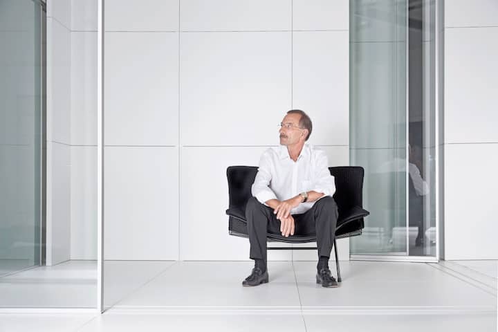 Passionné d’orchidées, Eric Joray, aujourd’hui décédé, est le concepteur de la vitre minimale, qu’il a breveté en 1992. Deux ans plus tard, il dépose la marque Vitrocsa.