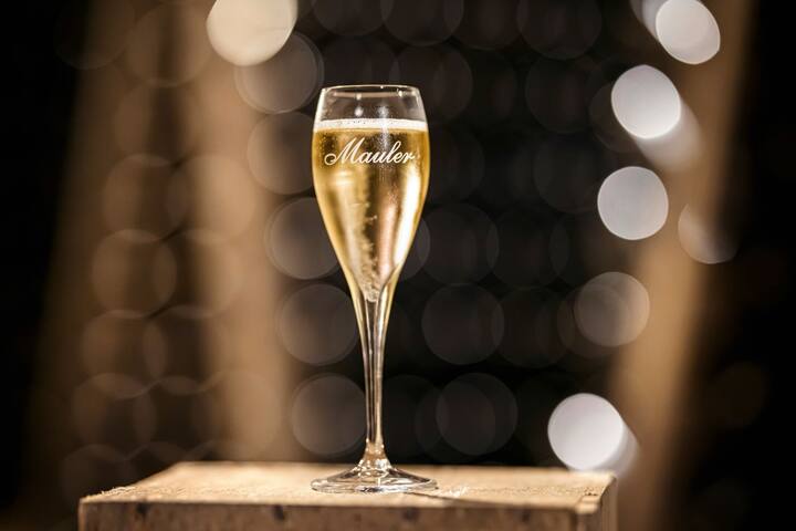 Production de vin mousseux selon la méthode champenoise chez Mauler, le mercredi 30 juin à Moitiers.