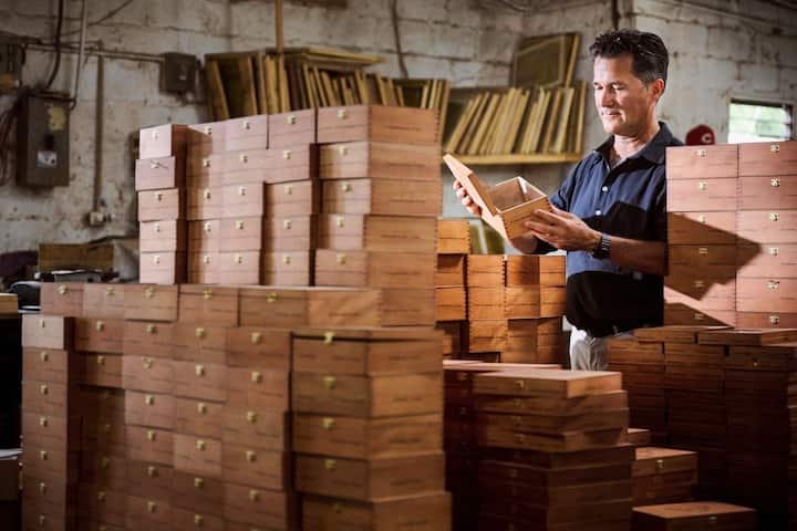 Patrick Assal, boss de la marque de cigares hauts de gammes, Tres Hermanos, contrï¿¯ï¾¿ï¾ï¿¯ï¾¾ï¾´le les boï¿¯ï¾¿ï¾ï¿¯ï¾¾ï¾®tes de ses cigares produites ï¿¯ï¾¿ï¾ï¿¯ï¾¾ï¾  la main dans une menuiserie artisanale, le jeudi 28 septembre 2023 ï¿¯ï¾¿ï¾ï¿¯