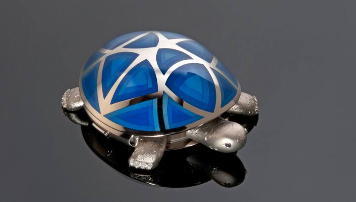 En 2012, il se lance dans un projet fou: l’automate tortue. Grand succès d’estime mais zéro vente.