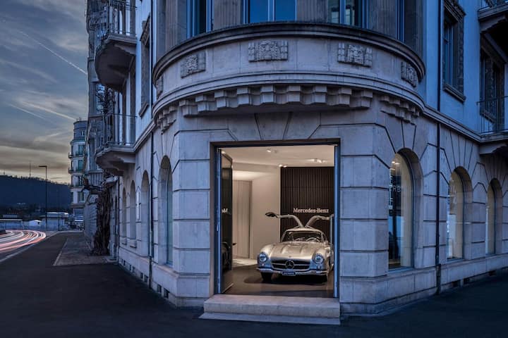 Mercedes lance un showroom à Zurich présentant ses modèles haut de gamme.