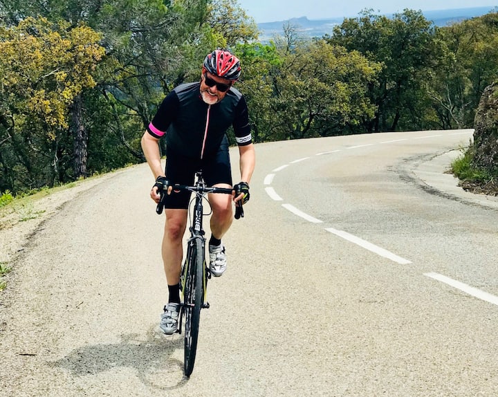 Dans la région de Gérone, en Espagne, en aficionado du vélo de route, une passion qu’il partage avec son frère Patrick.