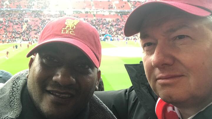 Cédric Moret avec un ami à un match de foot