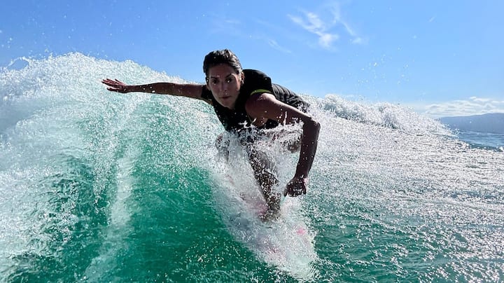 Leila Schwab pratiquant le wakesurf