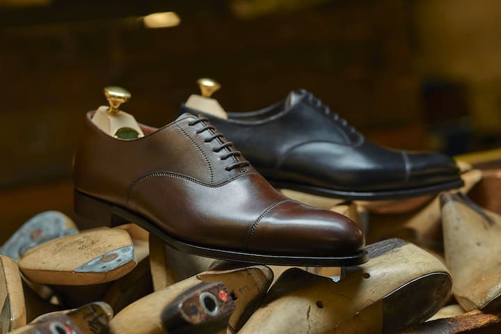 <p>Il apprécie les chaussures de la marque Crockett &amp; Jones. </p>