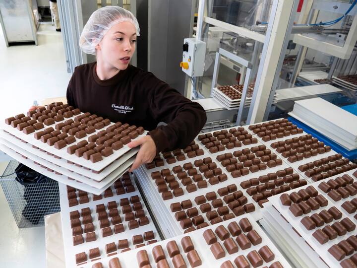 <p>Le chocolatier Camille Bloch, qui emploie 180 personnes pour un chiffre d’affaires annuel de 60 millions de francs, travaille avec l’AEnEC depuis 2014.<br /><br /></p>