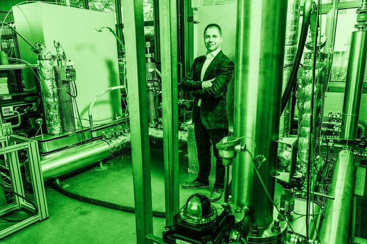 <p>Mario Michan filtre les substances nocives des gaz d’échappement.</p>