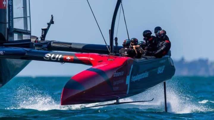 <p>L'équipage de l'équipe suisse en pleine action au Sail GP : la voile au plus haut niveau.</p>