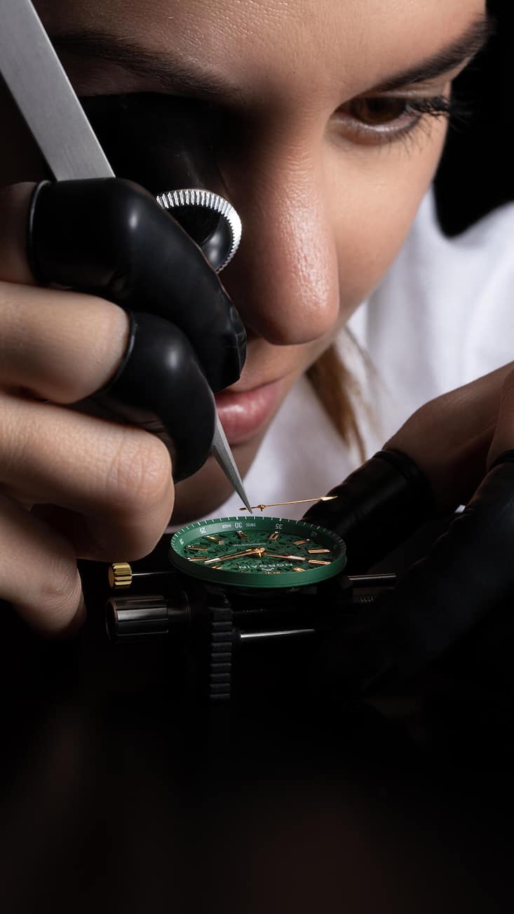 Le boîtier du modèle emblématique Wild One se compose de 25 pièces distinctes dont certaines en Norteq, un produit composite novateur six fois plus léger que l’acier et trois fois et demie plus léger que le titane et que l’on peut teinter dans la masse.