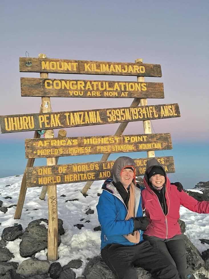 Au sommet de Kilimanjaro avec sa compagne Brigitta Cooper.