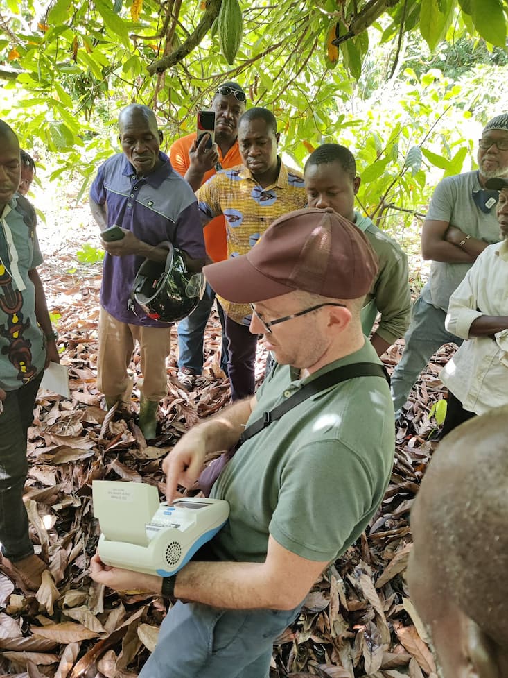Un employé fait la démonstration de l'appareil.