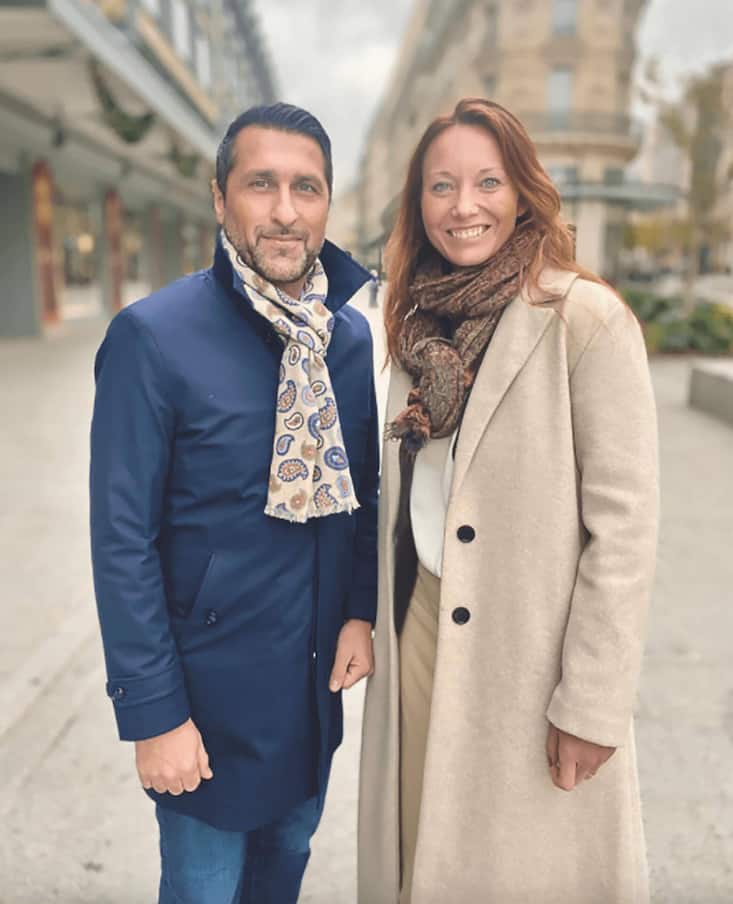 Le jeune entrepreneur Thomas Baillod, qui a travaillé pour des marques comme Victorinox ou Maurice Lacroix, a développé un concept de publicité et de distribution plutôt inédit. Un mode de vente à la Tupperware, en faisant de ses clients des revendeurs. Mylène Thiébaud a été l’une des premières «affluendors».