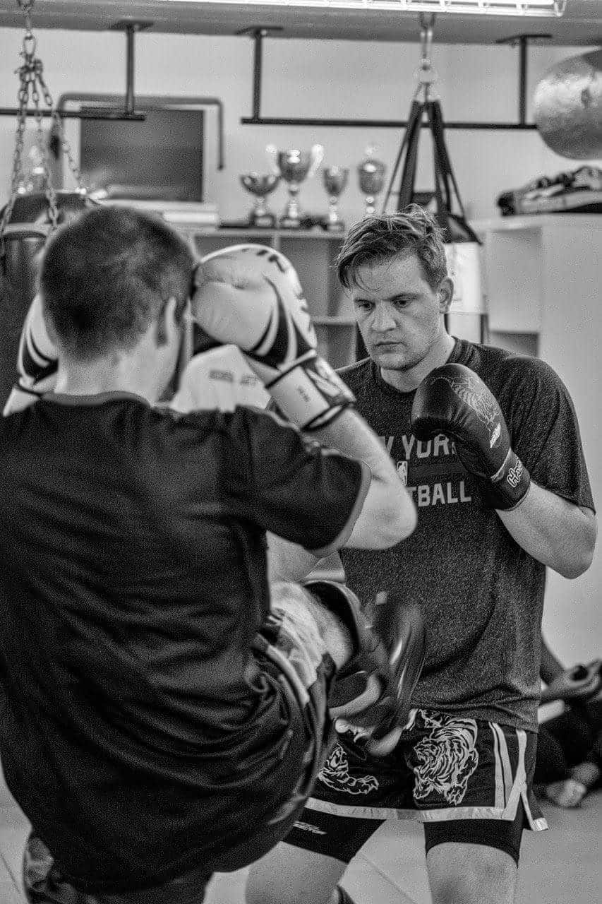 Marc Oehler pratiquant la boxe thaïlandaise