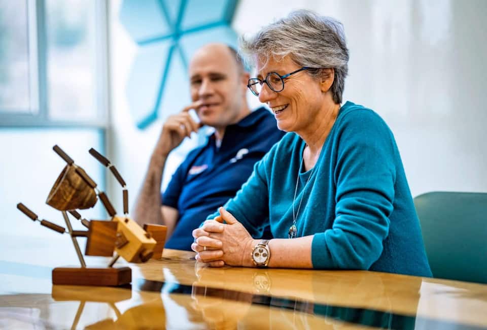 Avec Muriel Richard-Noca, devant  la représentation en miniature du satellite ClearSpace 1 et  sa main robotisée.